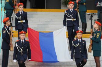 Учебную неделю в России теперь начинают с торжественной церемонии поднятия флага и исполнения гимна.