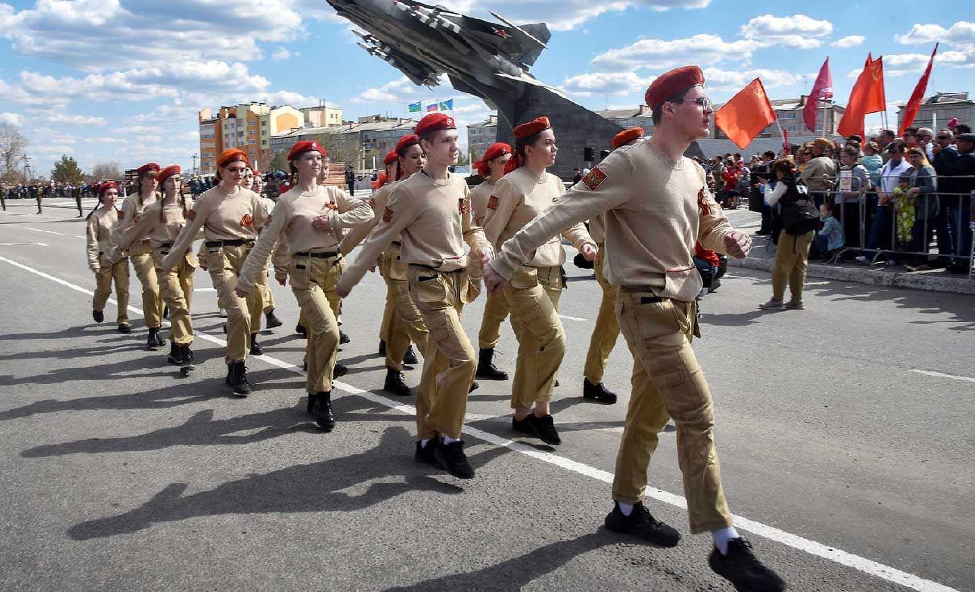 Юнармейцы чеканят шаг на параде в честь Дня Победы.