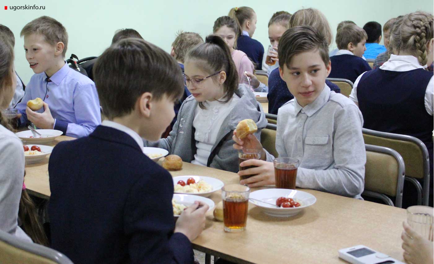 В Югорске городская комиссия следит за организацией питания обучающихся в образовательных учреждениях. В этом учебном году первой в графике проверок стоит школа № 6, начали с нее не случайно, а по сигналу.
