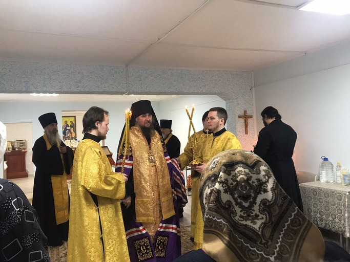 Его Преосвященство епископ Фотий встретился с православной общиной п. Мулымья и совершил молебен