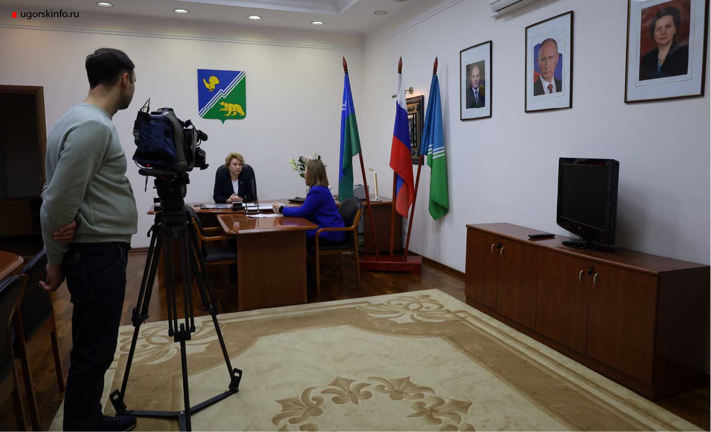 В кабинете председателя Думы Югорска Евгения Борисовна рассказала о первых шести месяцах работы в новой должности.