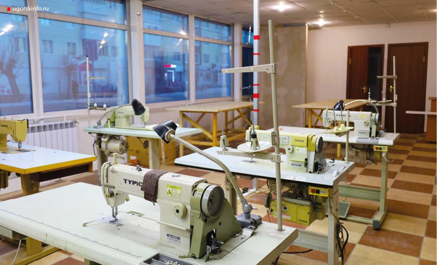 Администрация города передала в пользование мастерской 25 единиц швейной техники. 