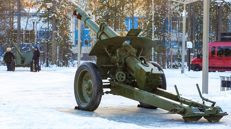 В Сургуте установили два артиллеристских орудия