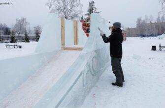 На прошлой неделе в Югорск был доставлен лед, предназначенный для фигур новогодних героев, фотозоны, ограждения вокруг ели и прочих элементов городка