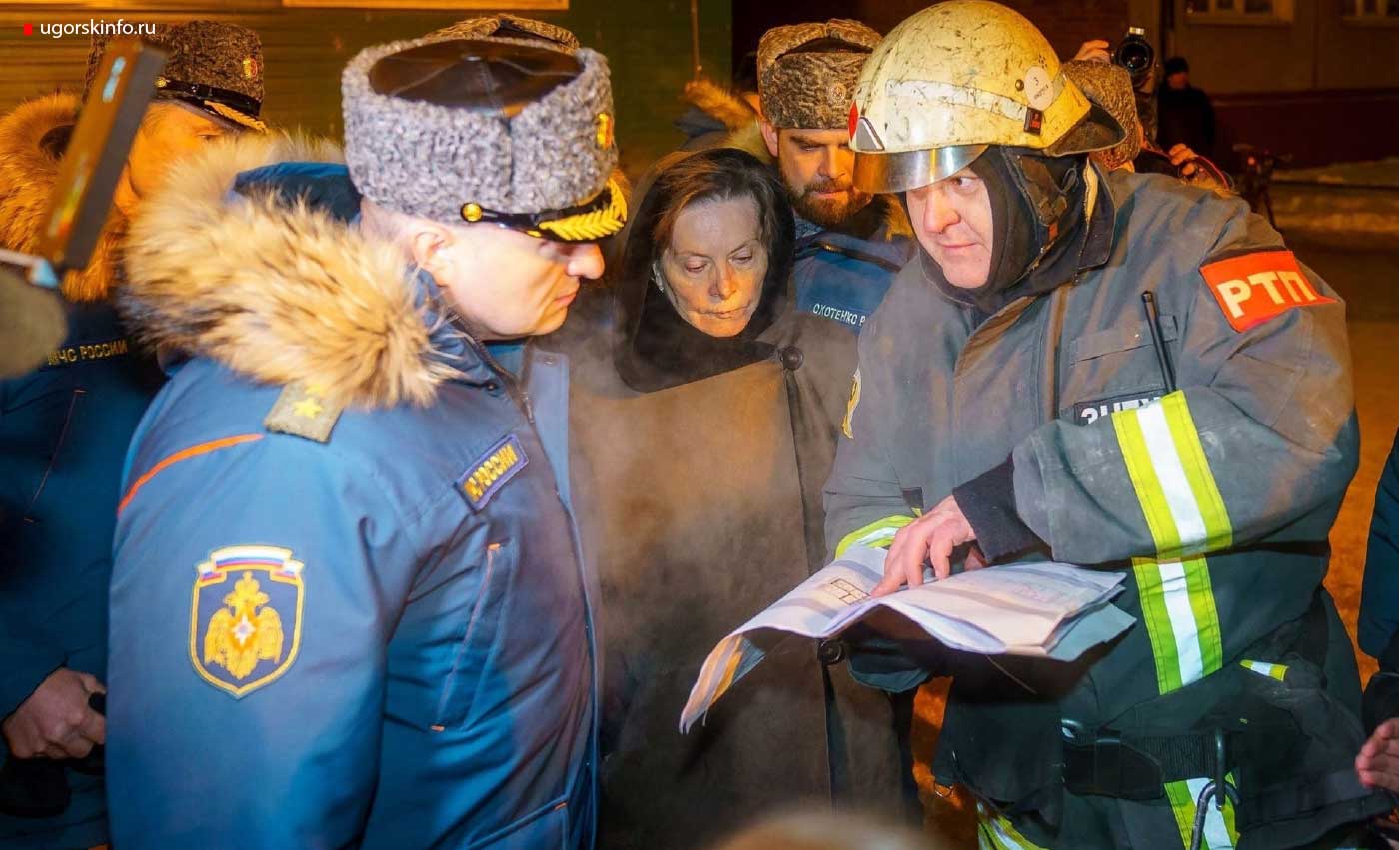 На фото: губернатор Югры Наталья Комарова работает на месте ликвидации чрезвычайной ситуации в Нижневартовске.