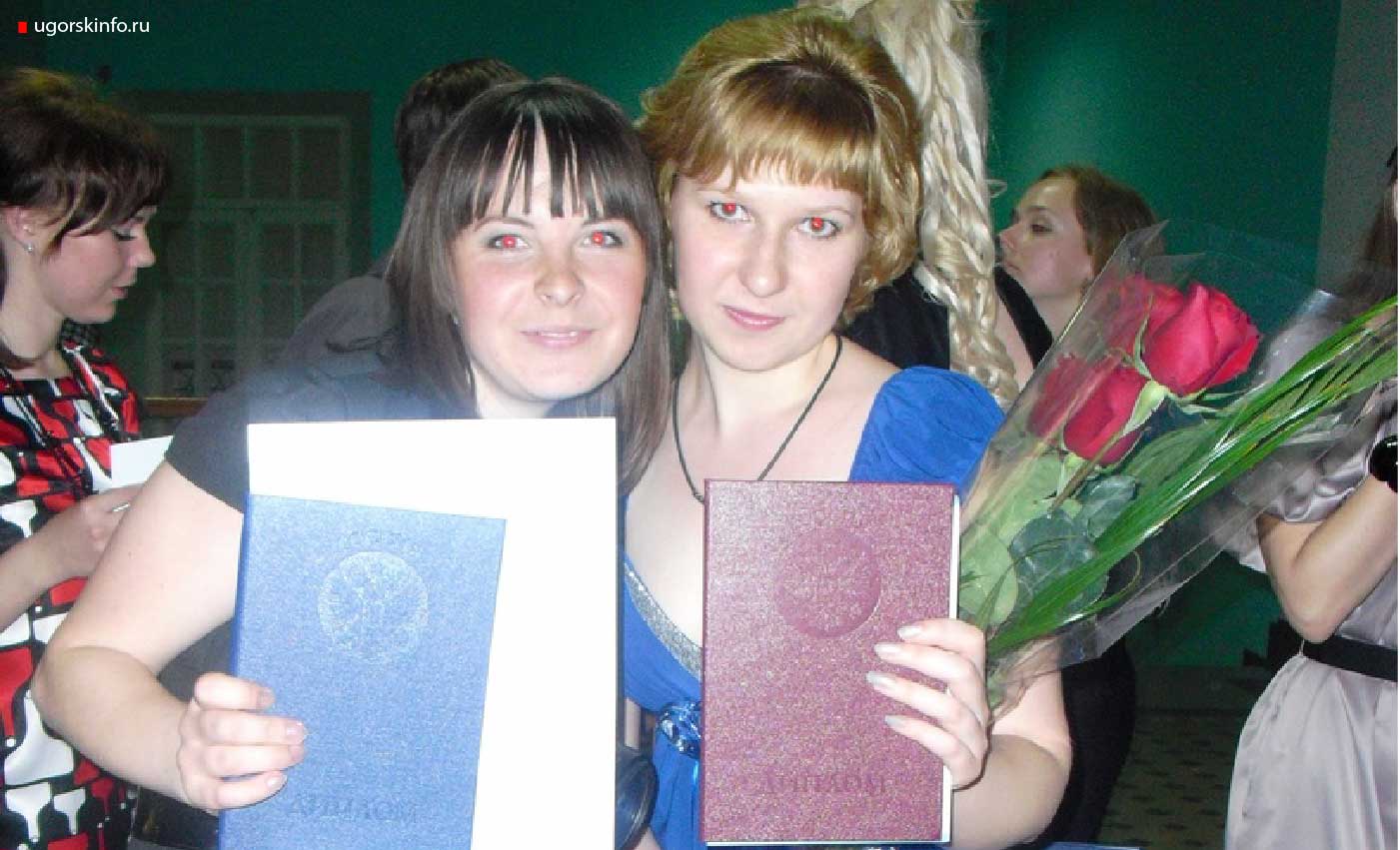 На черно-белом фото не видно, но у Татьяны Шакировой (на фото справа) красный диплом!
