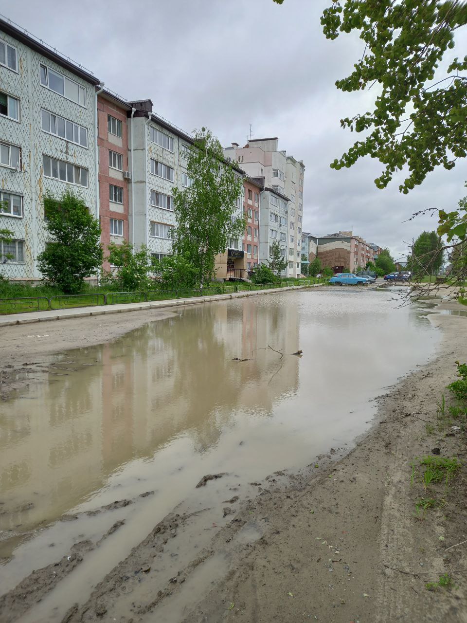 В случае победы проекта в конкурсе у дома на ул. Газовиков, 2 будет обустроена автомобильная парковка на 40 машиномест.