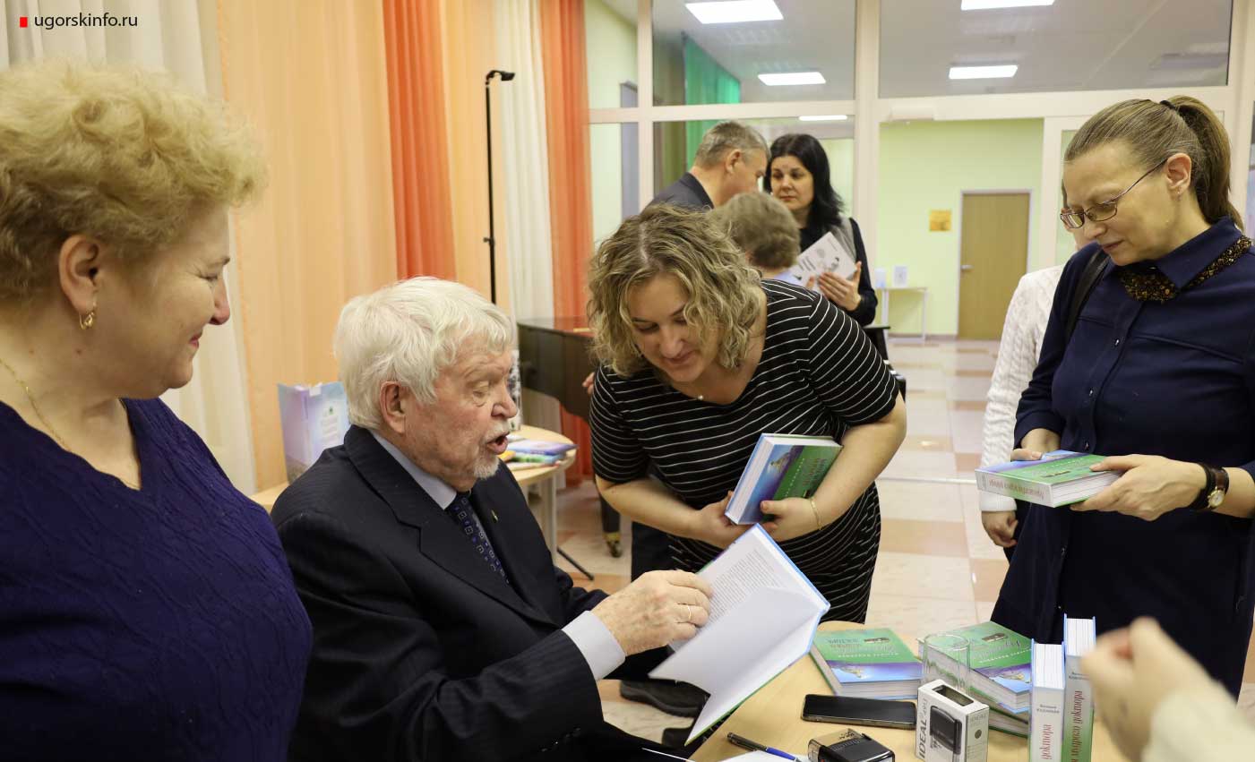 В библиотечном центре презентовали книги Валерия Каданцева.