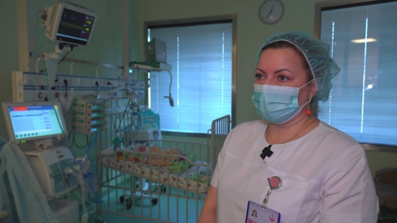 Медсёстры сургутского перинатального центра рассказали, как выхаживают недоношенных детей