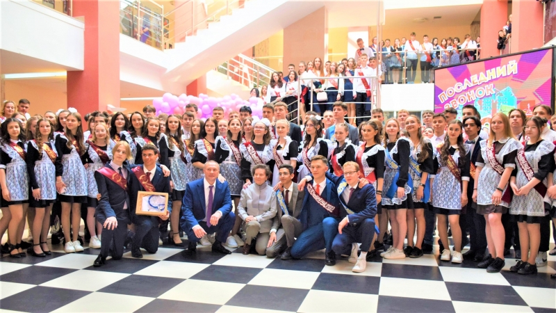 Выпускников гимназии Югорска поздравила губернатор округа Наталья Комарова