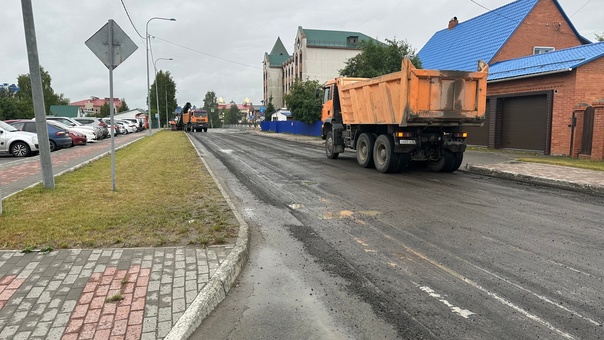 На участке по ул. Спортивная (от ул. Энтузиастов до ул. Попова) продолжаются работы фрезерования верхнего слоя дорожного покрытия.