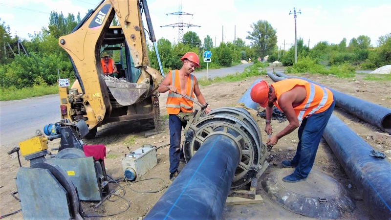 Югорчане ремонтируют водопровод в Макеевке