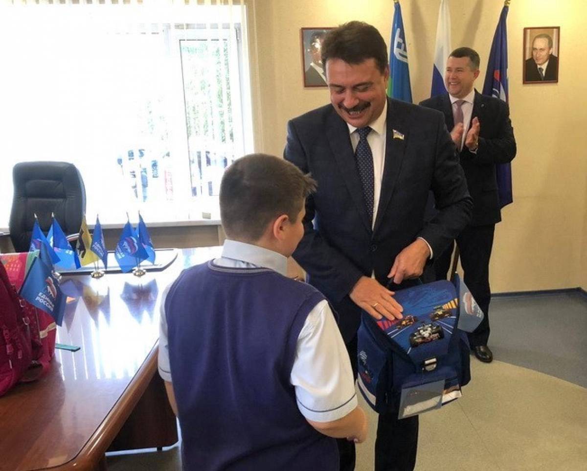 «Единая Россия»: Подарочные наборы в рамках акции «Собери ребёнка в школу» получили уже 55 тысяч детей по всей стране