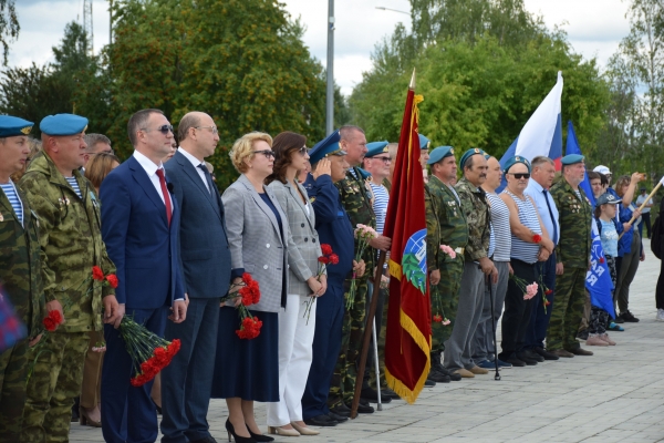 В Югорске состоялось торжественное собрание в честь Дня воздушно-десантных войск