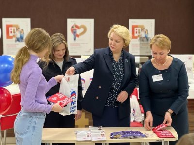 Сегодня в филиале АУ «Многофункциональный центр Югры» в городе Югорске в честь 30 - летия Конституции Российской Федерации состоялось торжественное вручение паспортов гражданина Российской Федерации подросткам, достигшим 14-летнего возраста.