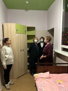 В рамках Декады инвалидов Председатель Думы города Югорска Евгения Комисаренко и парламентарии Думы города Ирина Данилова и Елена Павлюк посетили АНО Социального обслуживания "Абиликс" и прошли с небольшой экскурсией по зданию.