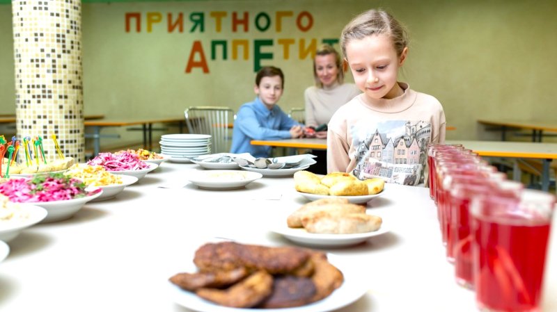 Сургутских школьников пригласили на дегустацию блюд в столовую