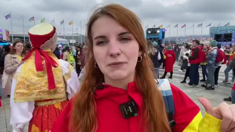 Югорчане обменялись плюшевыми чебурашками с участниками Всемирного фестиваля молодёжи