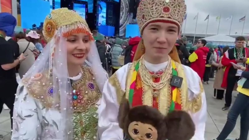 Югорчане обменялись плюшевыми чебурашками с участниками Всемирного фестиваля молодёжи