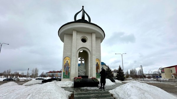 Югорчане возлагают цветы в память о погибших в теракте в «Крокус Сити Холле»