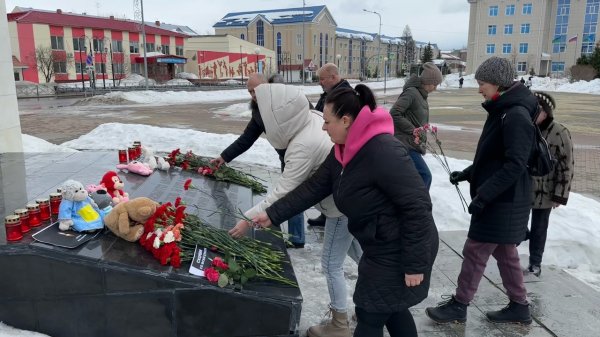 Югорчане возлагают цветы в память о погибших в теракте в «Крокус Сити Холле»