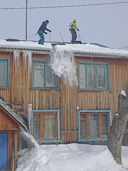 Продолжается работа по уборке снега