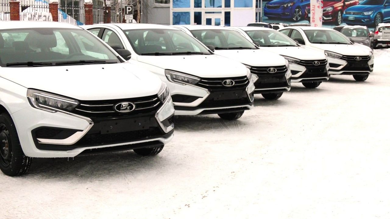 В Сургут прибыли автомобили «Лада Веста» топовой комплектации для победителей Викторины «Достижения Югры»