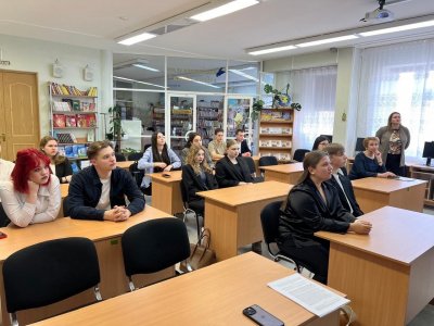 Парламентарии города Югорска провели классные часы в честь празднования Дня Российского парламентаризма