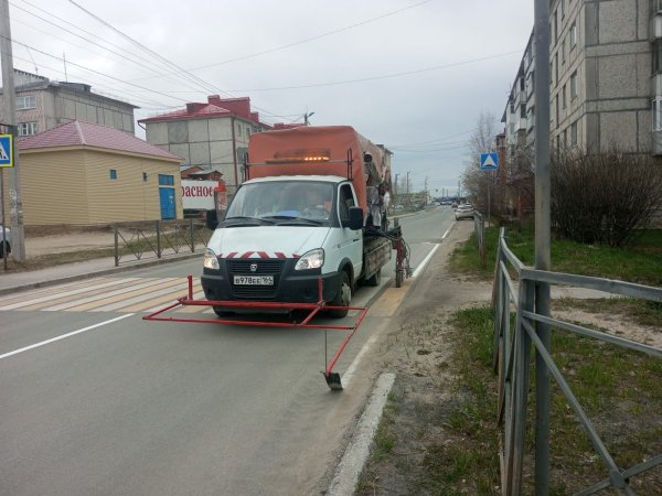 Продолжаются работы по покраске пешеходных переходов и нанесению дорожной разметки