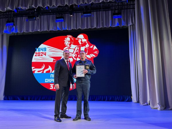 В честь 375-летия пожарной охраны России Алексей Харлов вручил награды