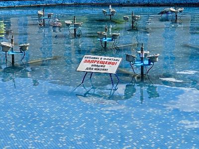 В Югорске отключили фонтан из-за купающихся в нем детей