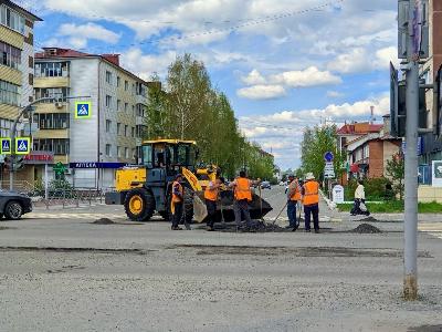 В Югорске продолжаются работы по ямочному ремонту дорог