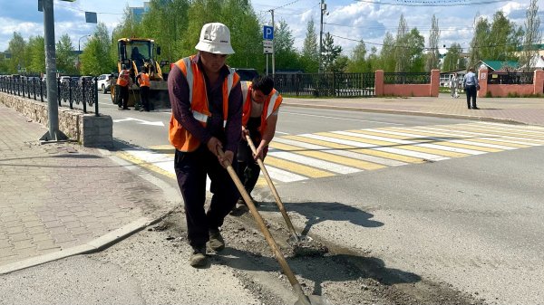 В Югорске продолжаются работы по ямочному ремонту дорог