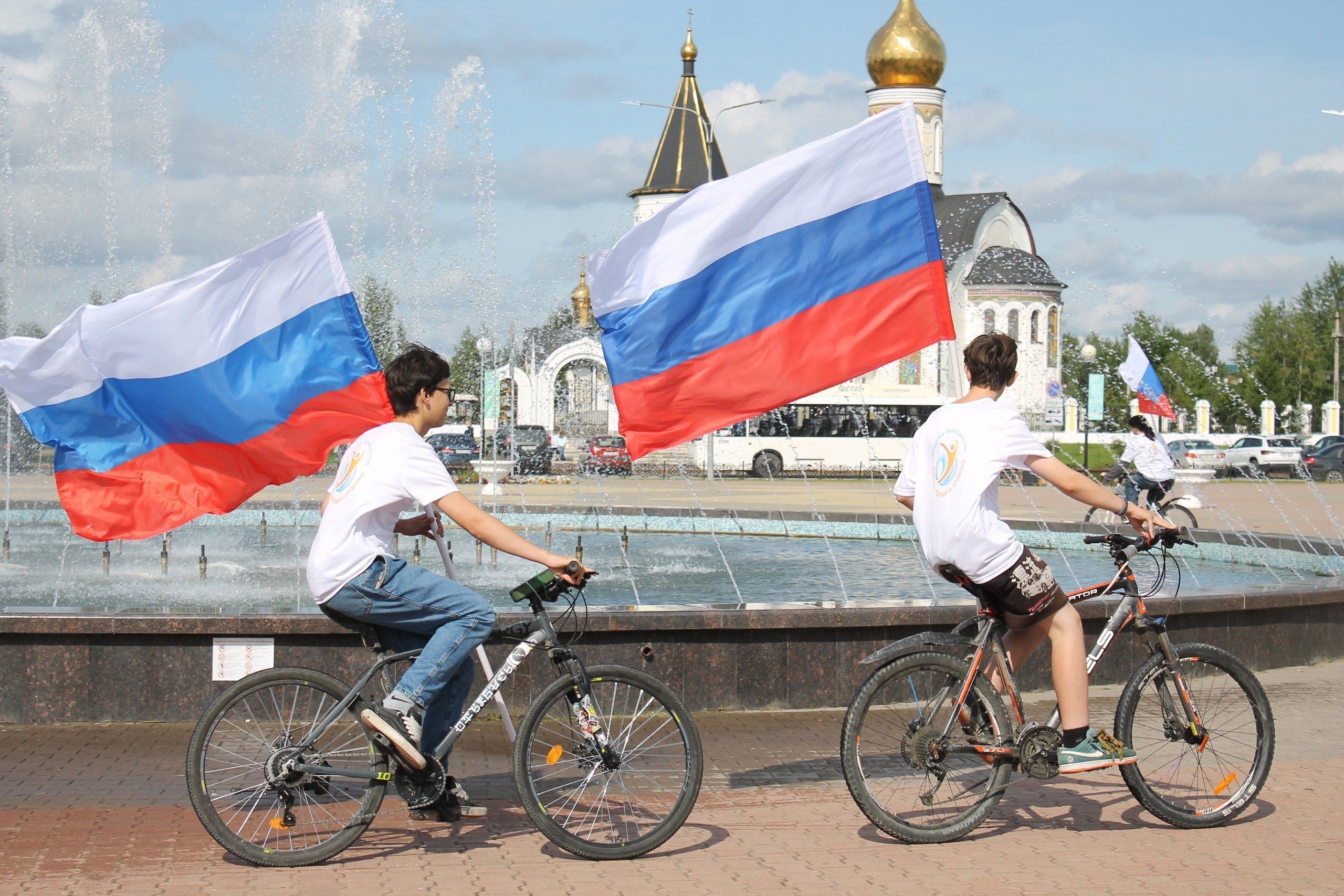 Государственный Флаг поднят