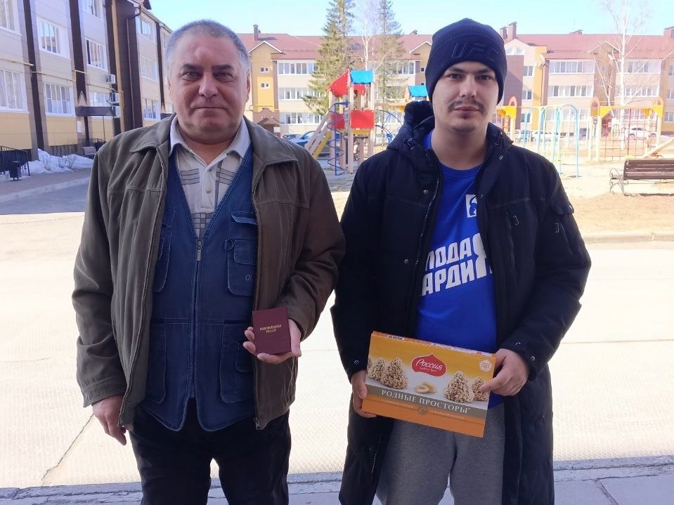 Молодая гвардия поздравила почетного донора Югорска с Национальным днём донора!