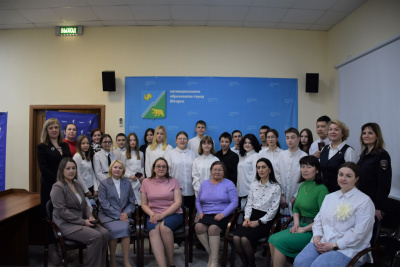 Юным югорчанам торжественно вручили паспорта