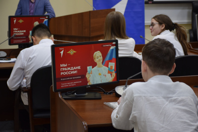 Юным югорчанам торжественно вручили паспорта
