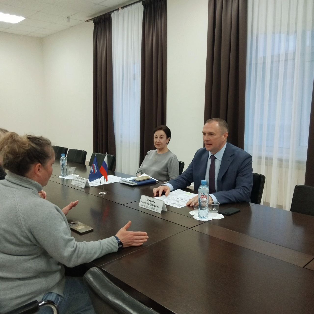 Накануне личный прием граждан провел секретарь местного отделения Партии "Единая Россия", глава города Югорска - Алексей Харлов.