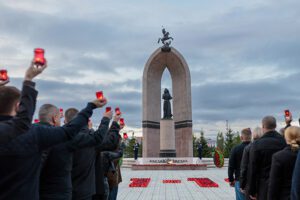 Огни памяти не гаснут: как Югорск почтил героев войны