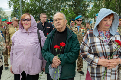 Югорск почтил память павших: возложение цветов к мемориалу «Воинская Слава»