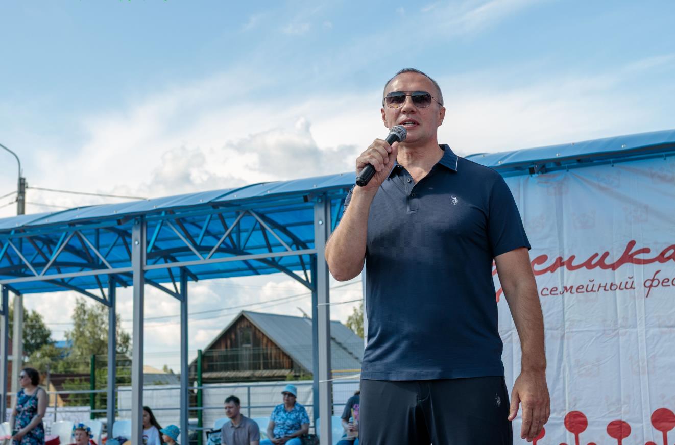 — От души поздравляю всех с Днем семьи, любви и верности! Желаю здоровья, семейного тепла. Пусть в ваших домах царит теплота, доброта и любовь! — обратился к присутствующим глава Югорска Алексей Харлов.