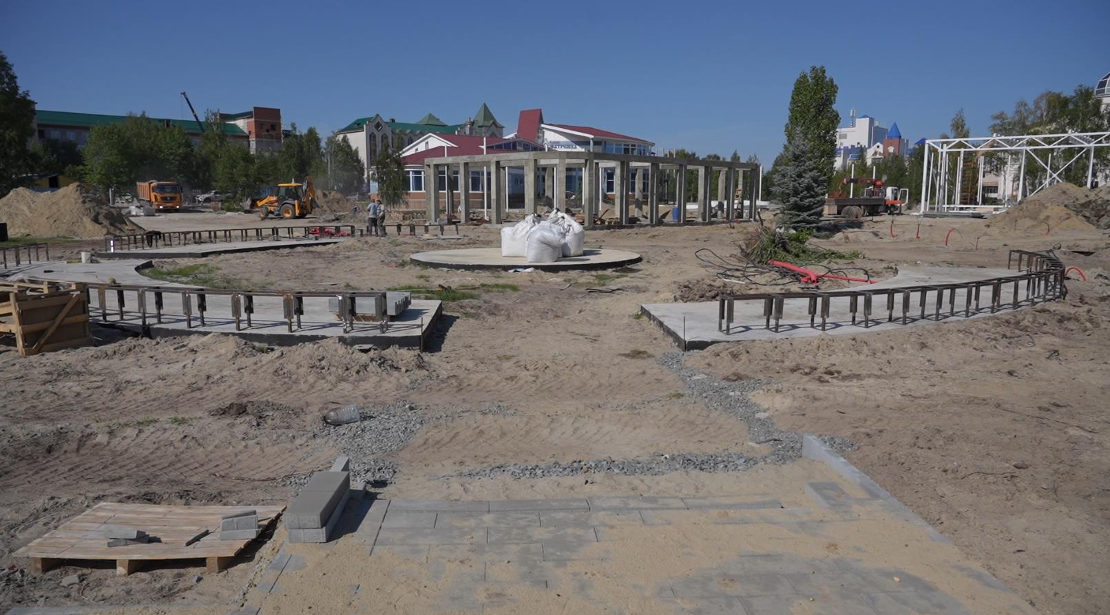 В Югорске продолжается реконструкция центрального сквера