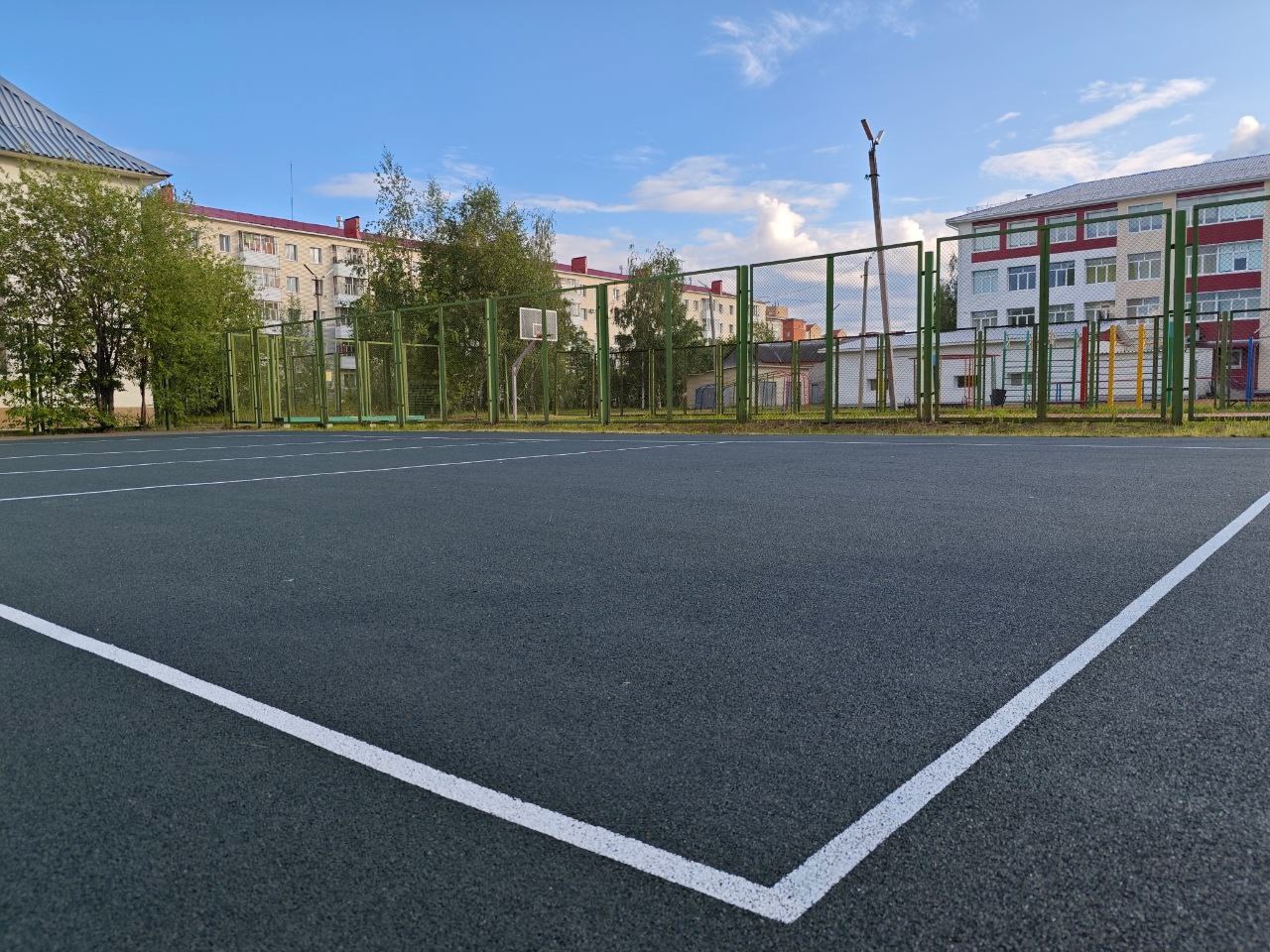 На спортплощадках на улицах Садовой и Мира обновили покрытие. 