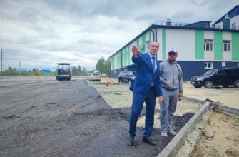 Глава Югорска Алексей Харлов проинспектировал работу подрядчиков на нескольких городских объектах.
