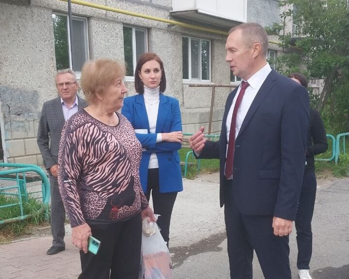 Депутаты Думы Югорска продолжают обходы избирательных округов. Вместе с народными избранниками планы по благоустройству территорий обсуждает глава муниципалитета Алексей Харлов и руководители профильных департаментов администрации города.