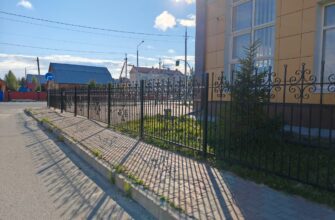 В Югорске у детского технопарка «Кванториум» перенесли ограждение