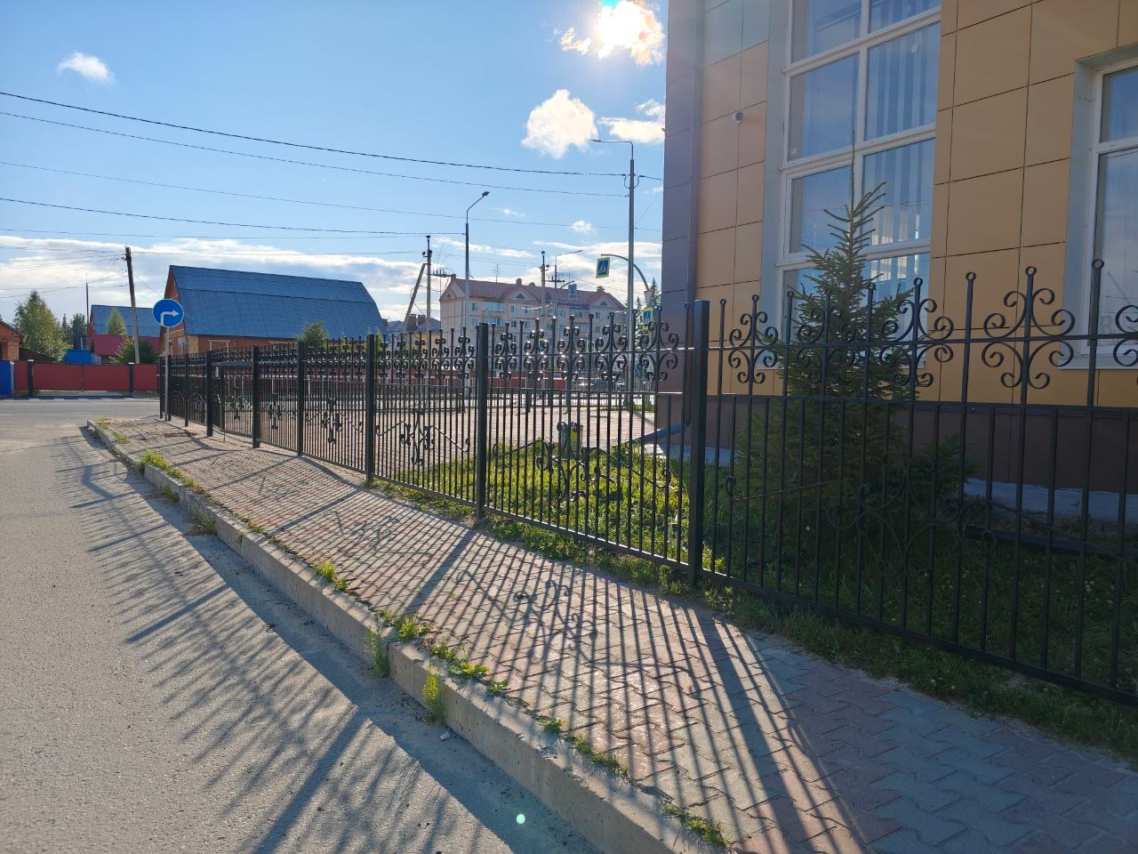 В Югорске у детского технопарка «Кванториум» перенесли ограждение