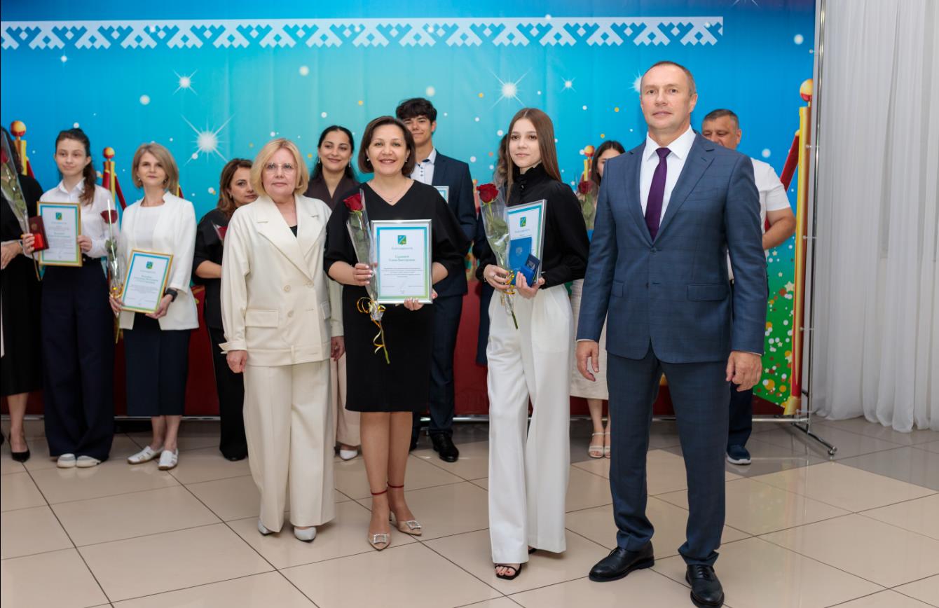 В Югорске вручили аттестаты лучшим выпускникам