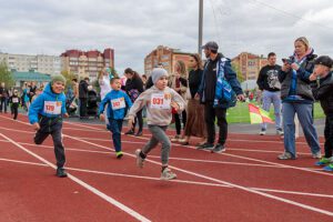 В Югорске прошел традиционный легкоатлетический забег «Бегущие сандалии»