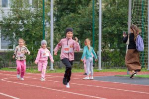 В Югорске прошел традиционный легкоатлетический забег «Бегущие сандалии»
